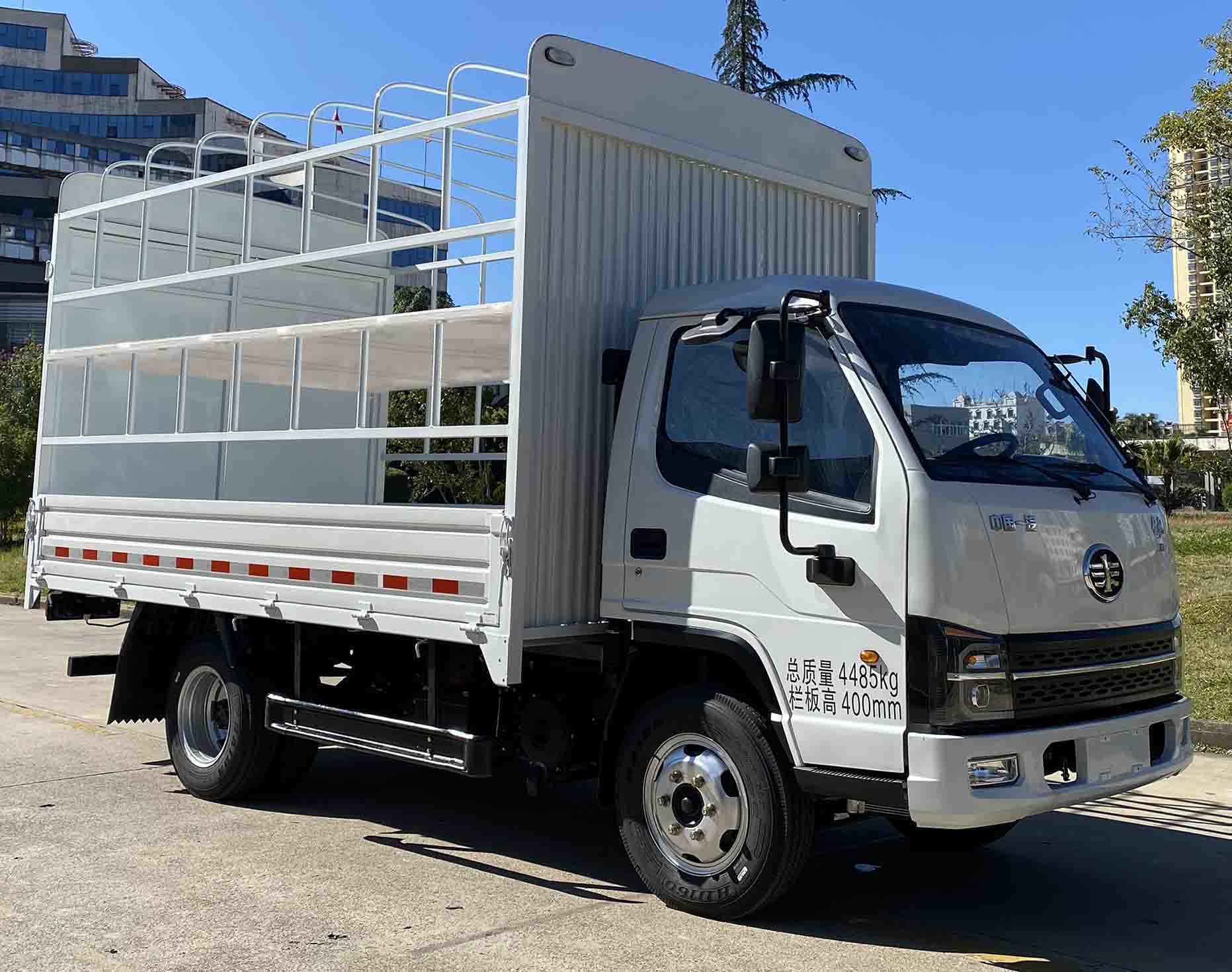 解放牌倉柵式運(yùn)輸車