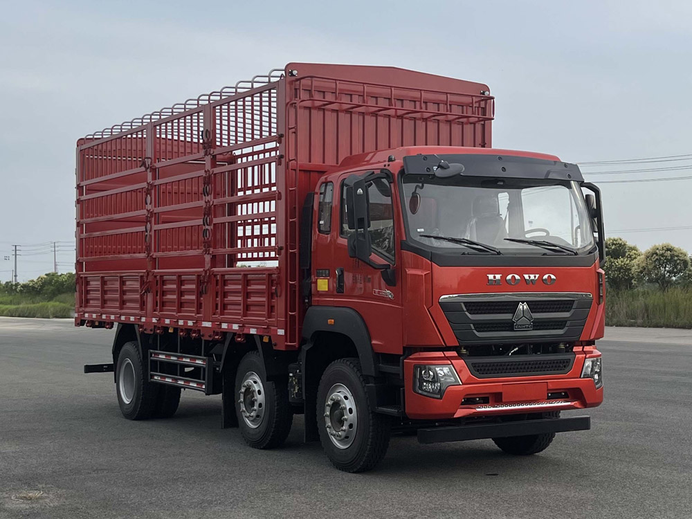 豪沃牌倉柵式運(yùn)輸車