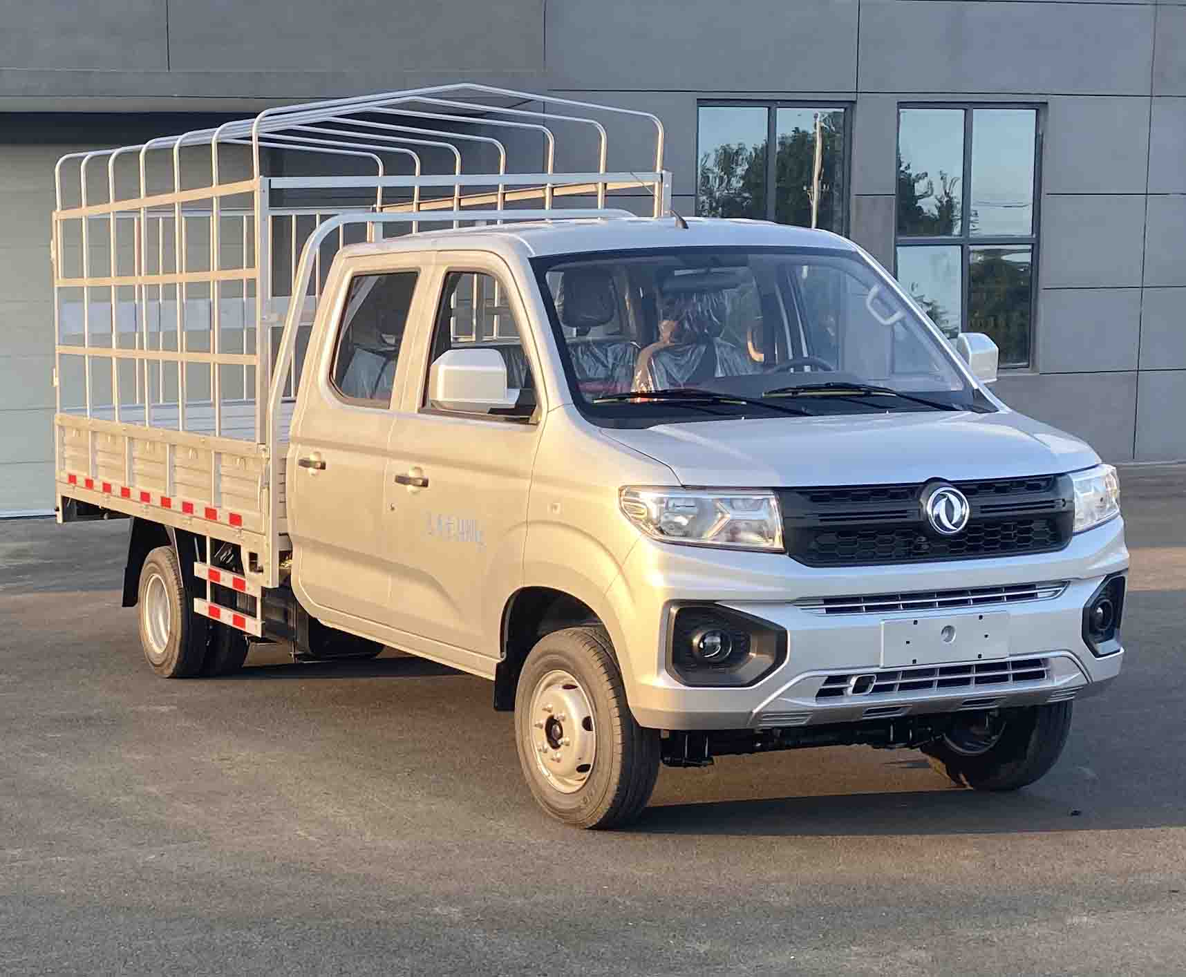 東風(fēng)牌倉柵式運(yùn)輸車